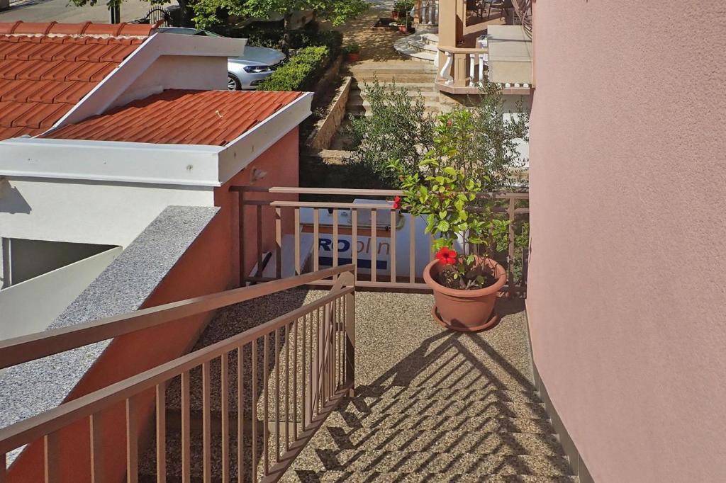 Balkon lub taras w obiekcie Apartment PINK in Starigrad Paklenica only 200 m from the sea