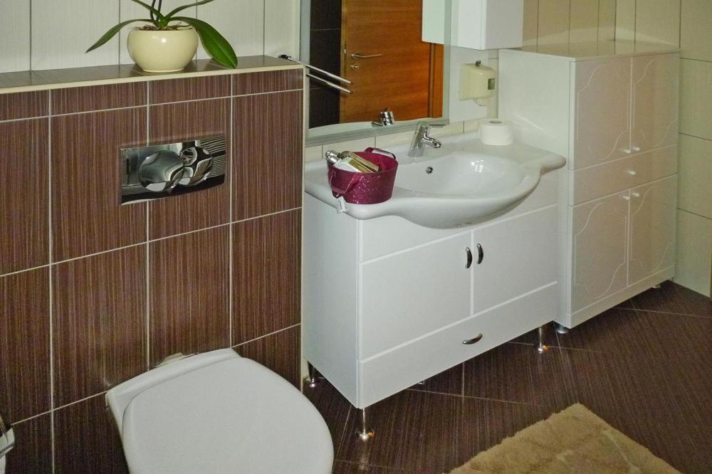 Łazienka w obiekcie Apartment PINK in Starigrad Paklenica only 200 m from the sea