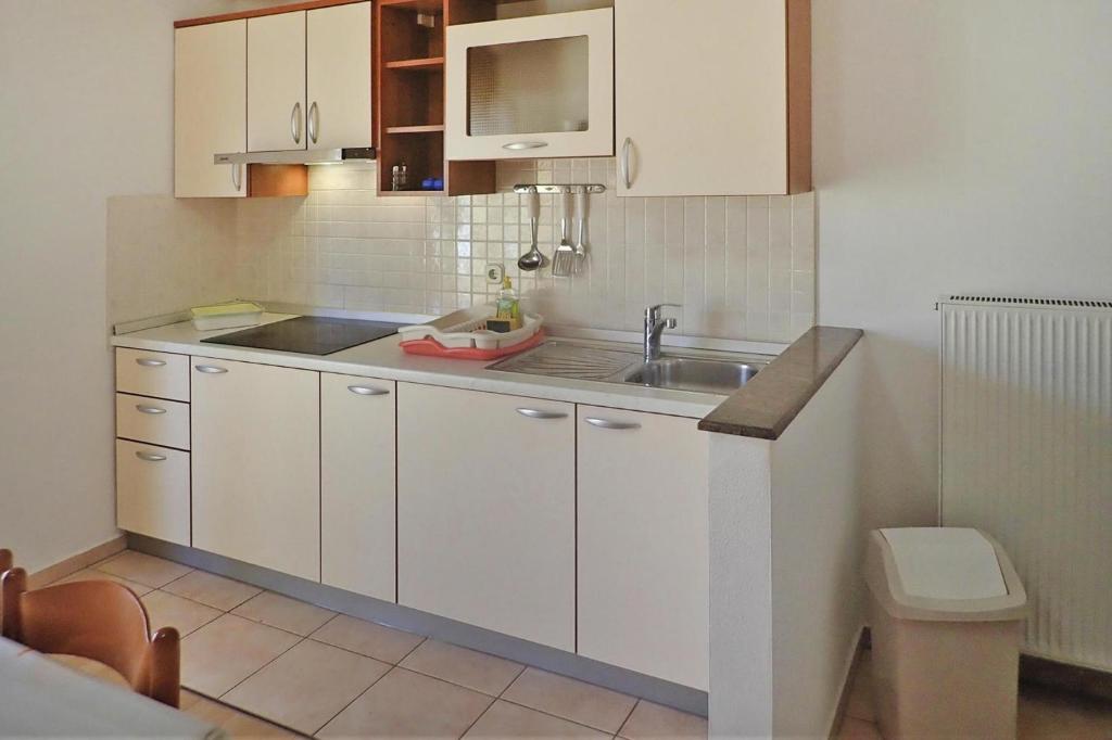 Kuchnia lub aneks kuchenny w obiekcie Apartment PINK in Starigrad Paklenica only 200 m from the sea