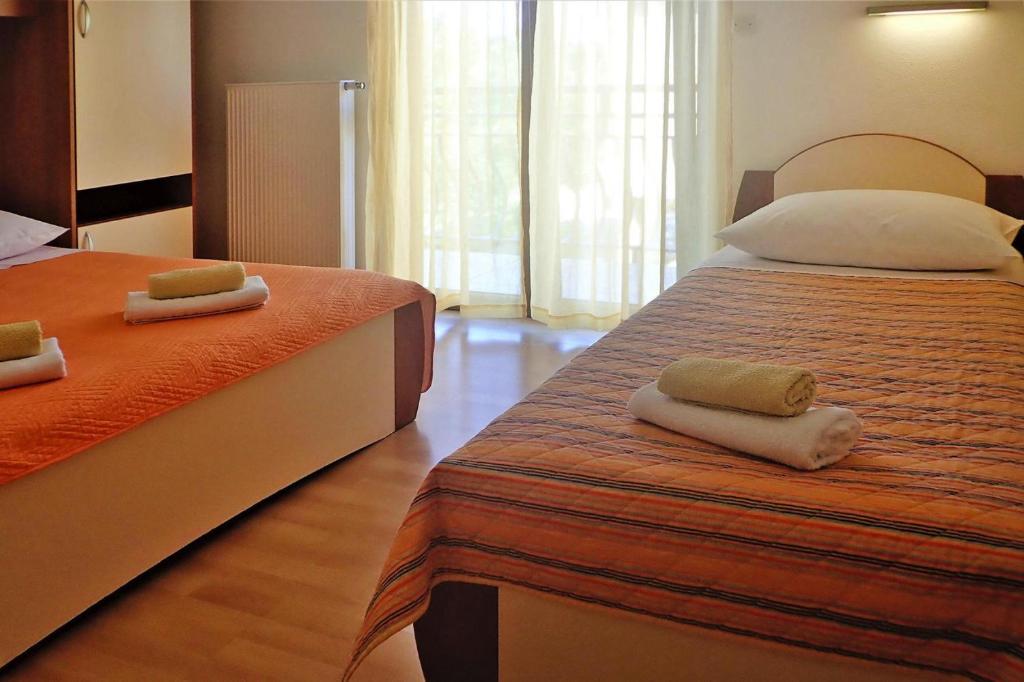 Łóżko lub łóżka w pokoju w obiekcie Apartment PINK in Starigrad Paklenica only 200 m from the sea
