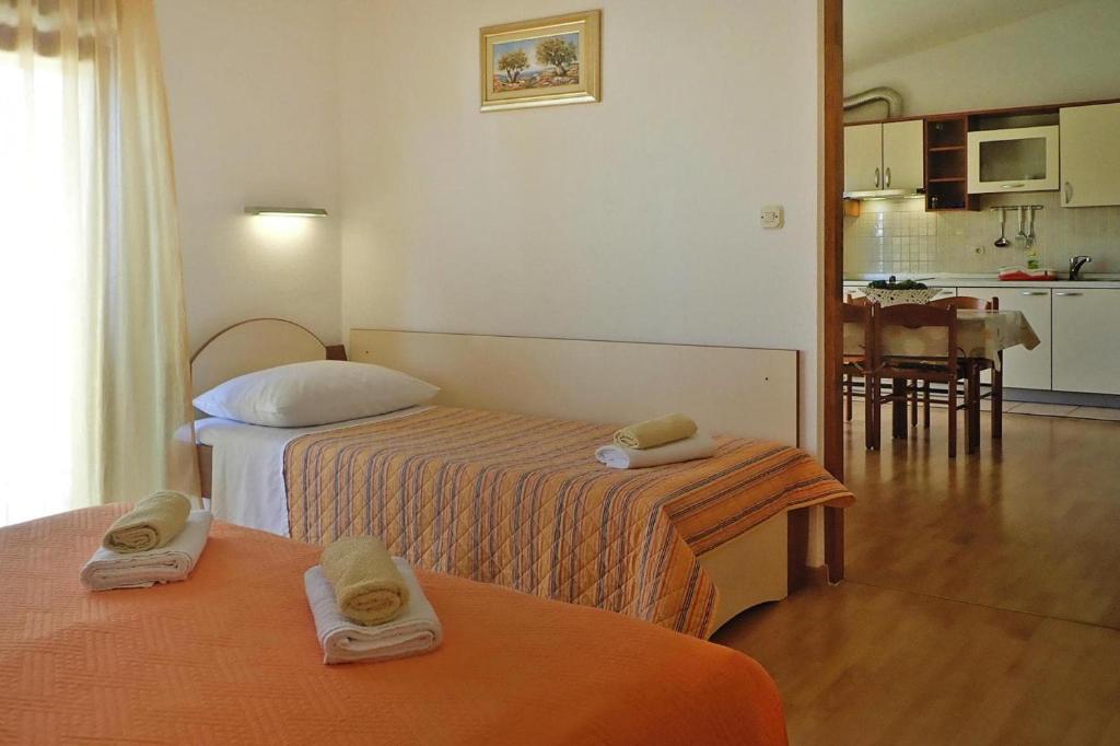Kuchnia lub aneks kuchenny w obiekcie Apartment PINK in Starigrad Paklenica only 200 m from the sea