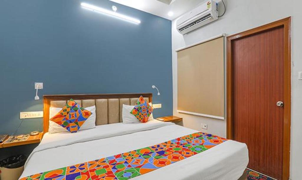 een slaapkamer met een groot bed in een kamer bij FabExpress North Inn in Chinhat