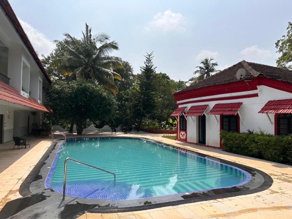 A piscina localizada em Anjuna Blue Resort ou nos arredores