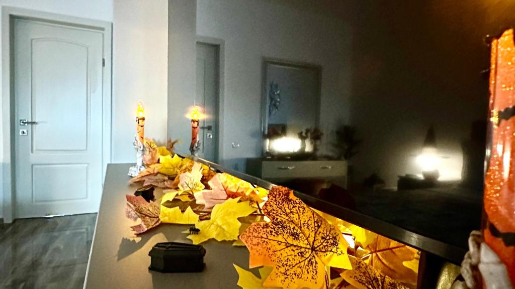 una habitación con una mesa con hojas de otoño en Eden Luxury en Brăila