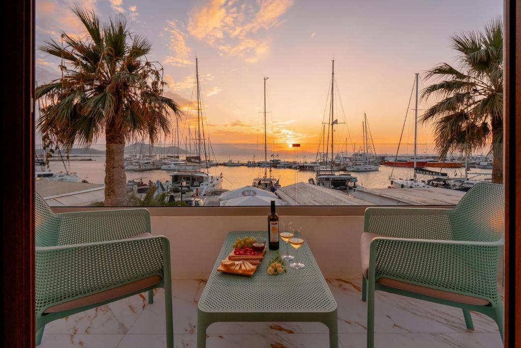 een tafel met een fles wijn op een balkon bij Infinity View Apartment in Naxos Chora