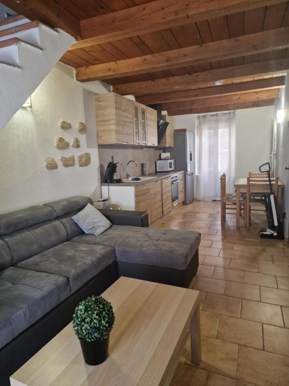 un soggiorno con un divano e un tavolo di T3 plein centre ville a Istres