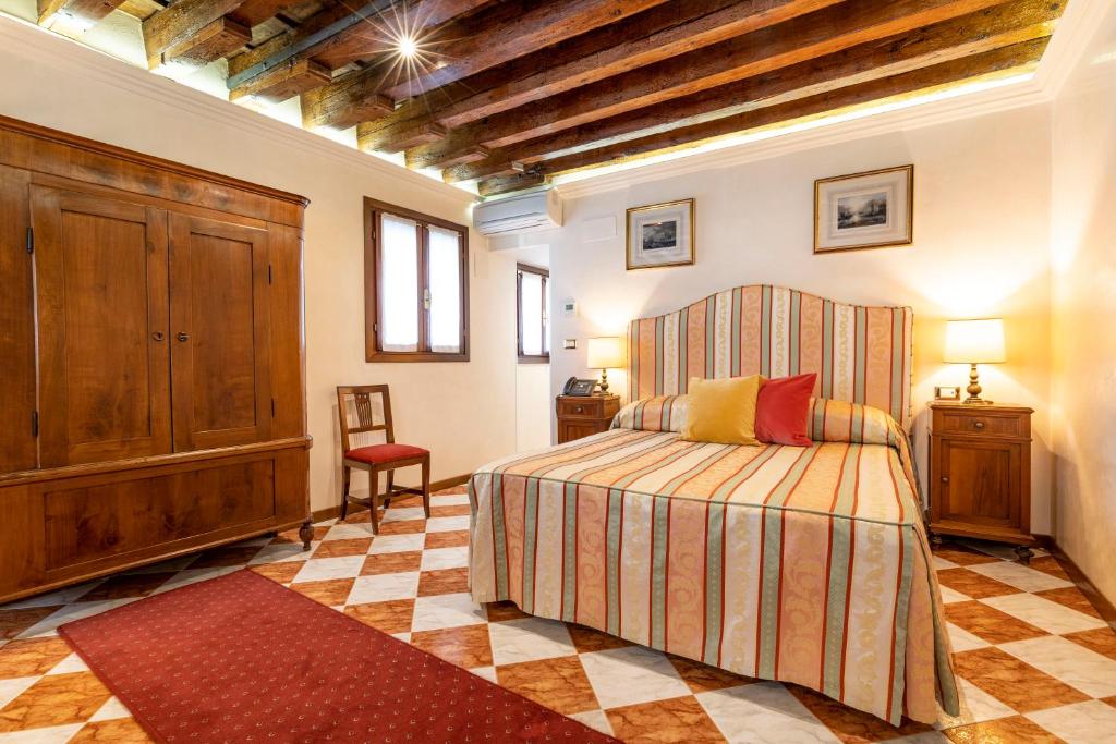 Postel nebo postele na pokoji v ubytování Palazzo Schiavoni Residenza d'epoca & Suite-Apartments