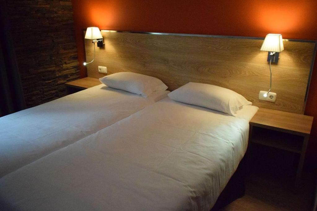 Postel nebo postele na pokoji v ubytování HOTEL VICTORIA