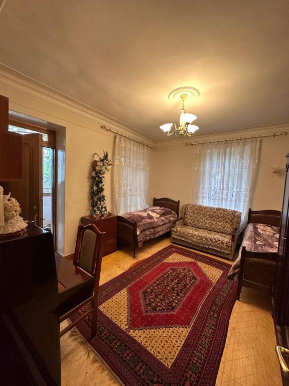 un soggiorno con divano e tavolo di Ijevan beautiful Home a Ijevan