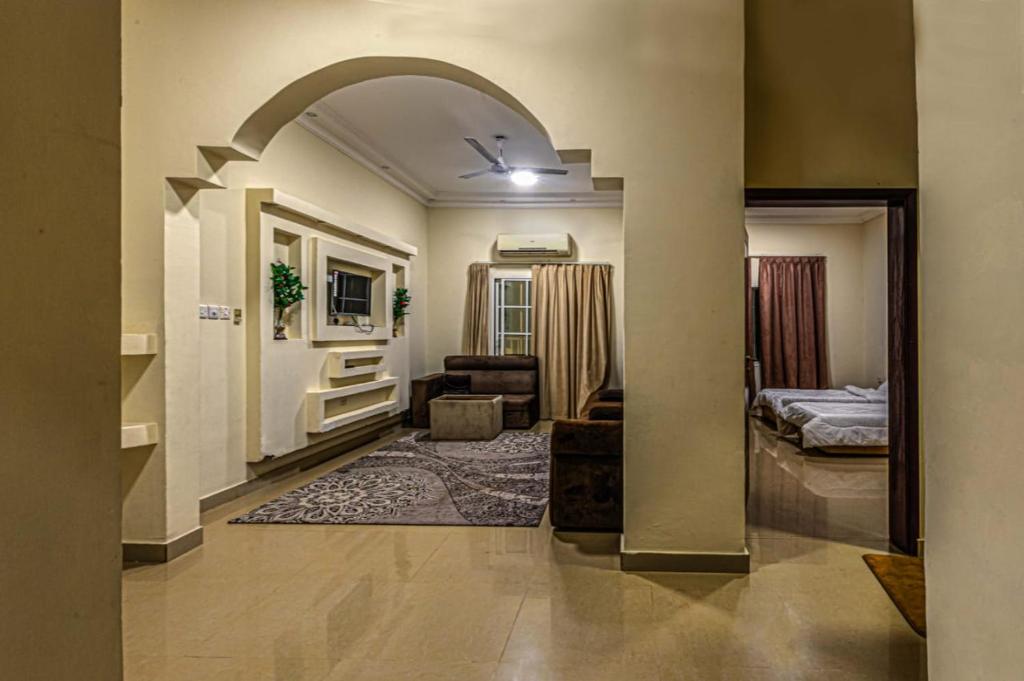 un corridoio con arco che conduce a una camera da letto di TWO BEDROOM FULLY FURNISHED APARTMENTS a Salalah