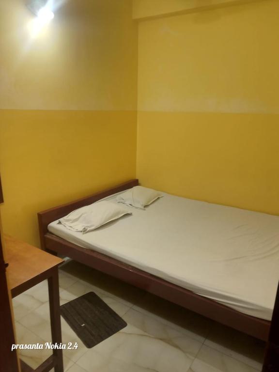 Postel nebo postele na pokoji v ubytování Narendra niketan