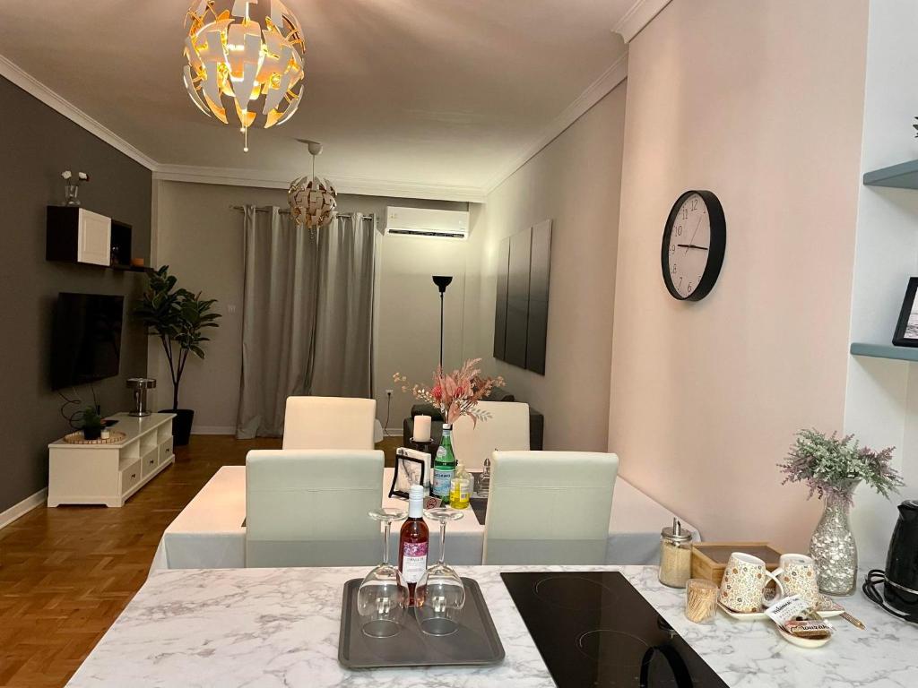 cocina y sala de estar con mesa y sillas en Dream Central Appartment, en Tesalónica
