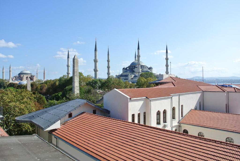 una vista de una mezquita desde los tejados de los edificios en Hotel Saba, en Estambul