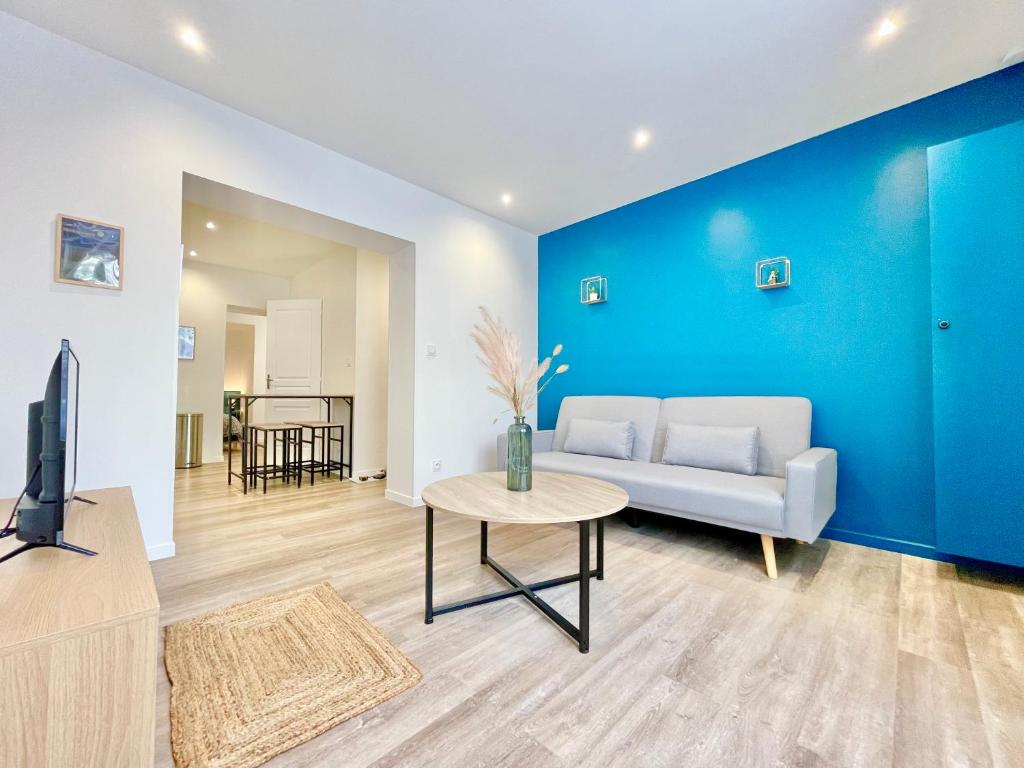 un salon avec un canapé et une table dans l'établissement LE HAVRE - Appartements T2 et T3 - Tout confort - NOUVEAU, au Havre