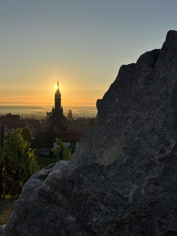 Východ nebo západ slunce při pohledu z penzionu nebo okolí
