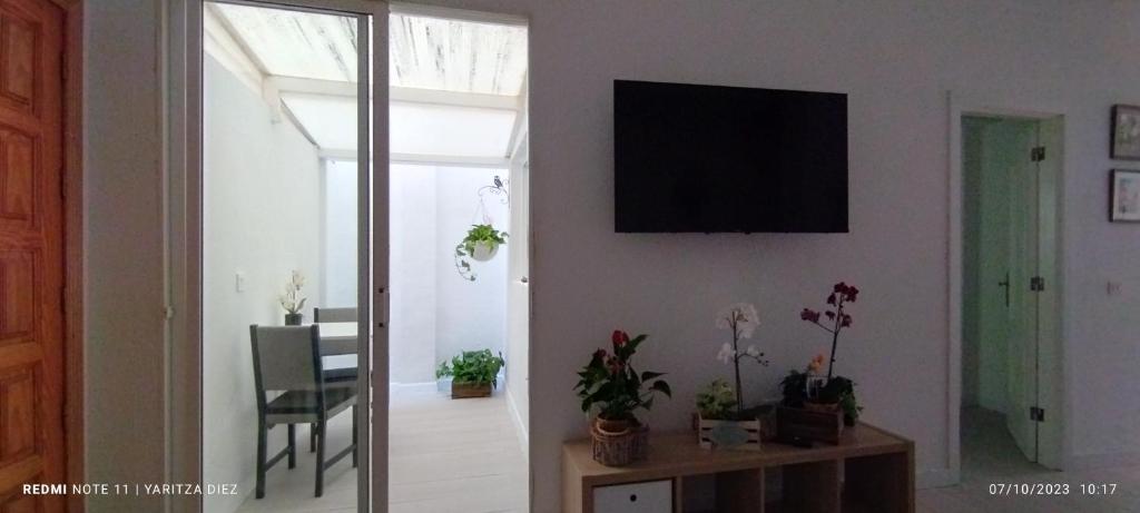 ein Wohnzimmer mit einem TV an der Wand in der Unterkunft PisoYari in Santa Cruz de la Palma