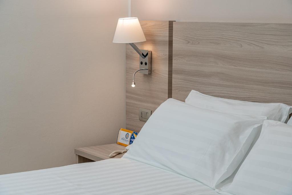 Een bed of bedden in een kamer bij Hotel Portoconte