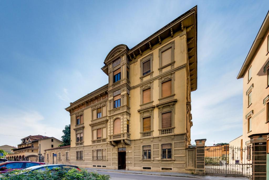 ein altes Gebäude am Straßenrand in der Unterkunft Liberty House - Vicina fermate Bus e Treno per Torino in Chieri