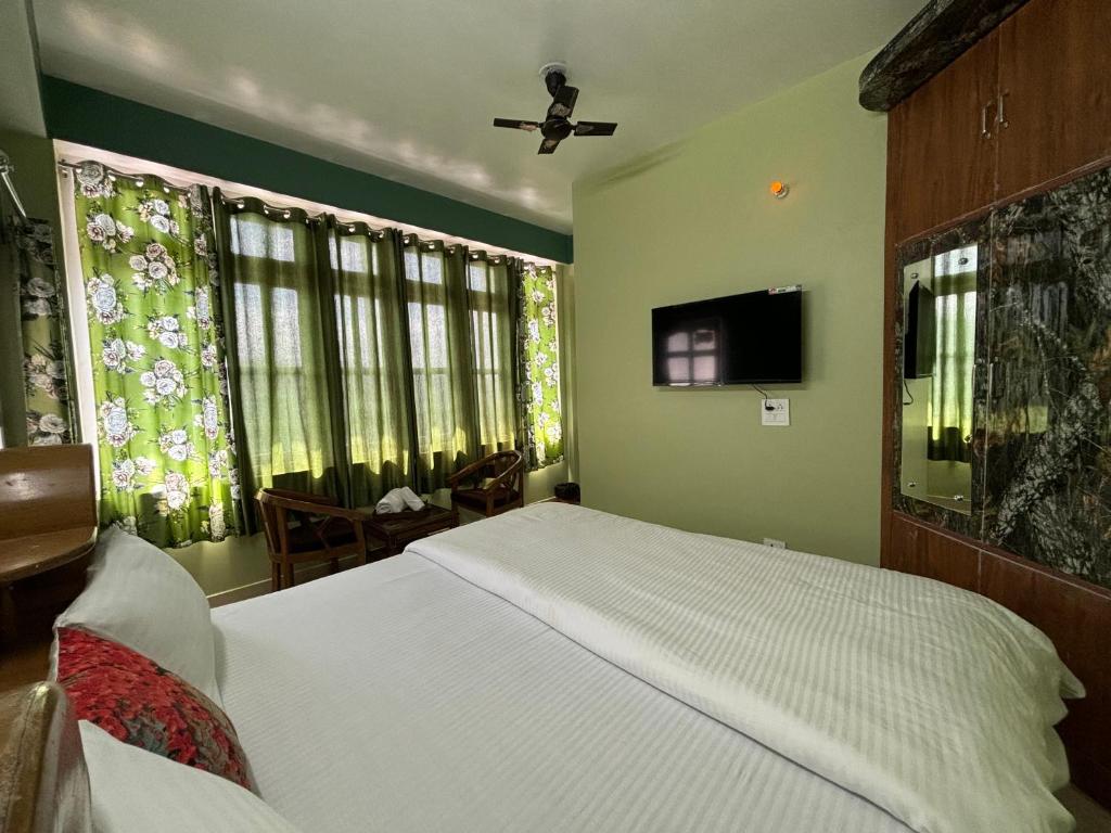Postel nebo postele na pokoji v ubytování Zu-Zu Hostels