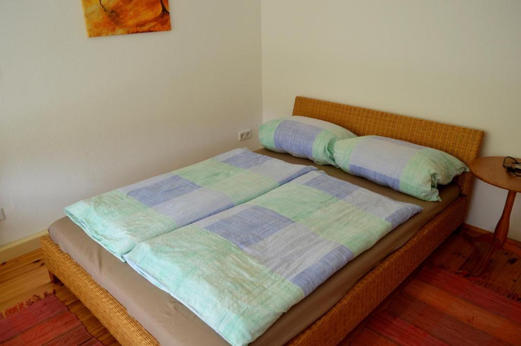 Dwa łóżka w pokoju z w obiekcie Unsere Ferienwohnung Stefan im Riesengebirge! w mieście Dolní Lánov