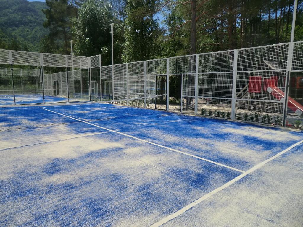 Tenis a/nebo squash v ubytování Camping L'Espelt nebo okolí