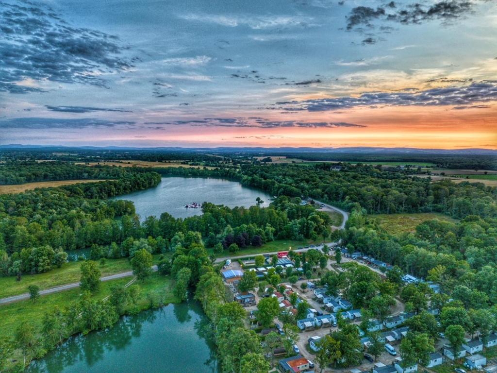 eine Luftansicht auf einen Fluss mit Park in der Unterkunft Les Voiles de Laives in Laives