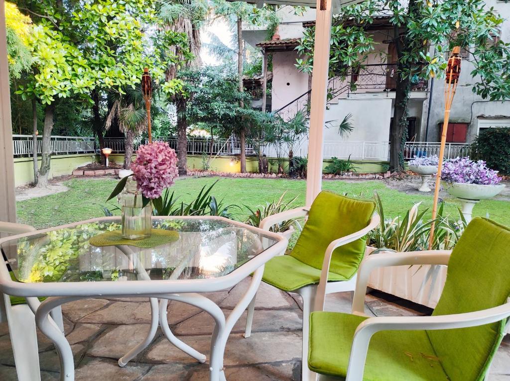 patio ze szklanym stołem i krzesłami w obiekcie Garden House Katerini w mieście Kateríni