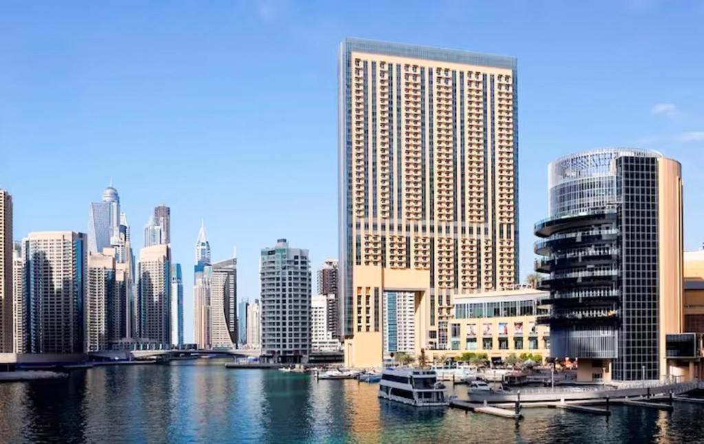 Blick auf eine Stadt mit Fluss und Gebäuden in der Unterkunft Luxury Address Res DubaiMarina Studio1 Frank&Frank in Dubai