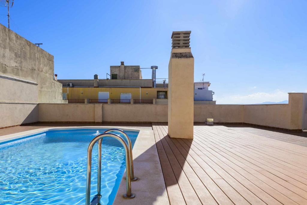Bazén v ubytování Apart Port Arenal con terraza y piscina nebo v jeho okolí