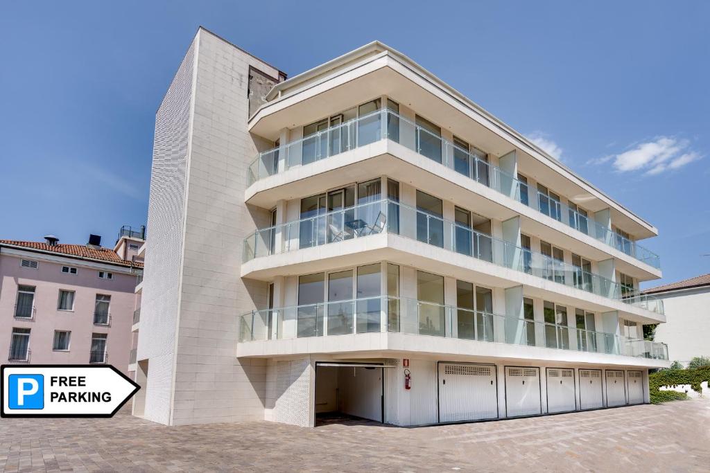 um grande edifício de apartamentos com uma grande varanda em Appartamento 5 stelle Barcola - 50 meters from the sea em Trieste