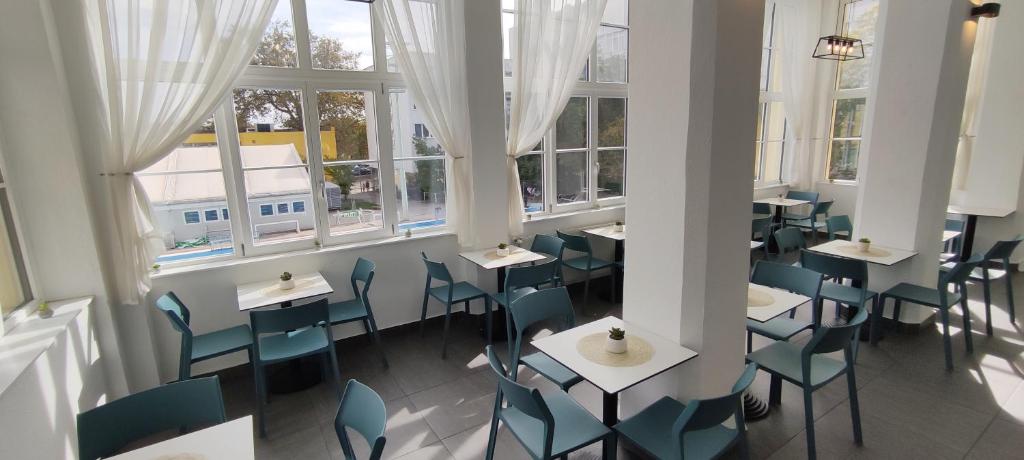 Reštaurácia alebo iné gastronomické zariadenie v ubytovaní Budapest Csaszar Hotel