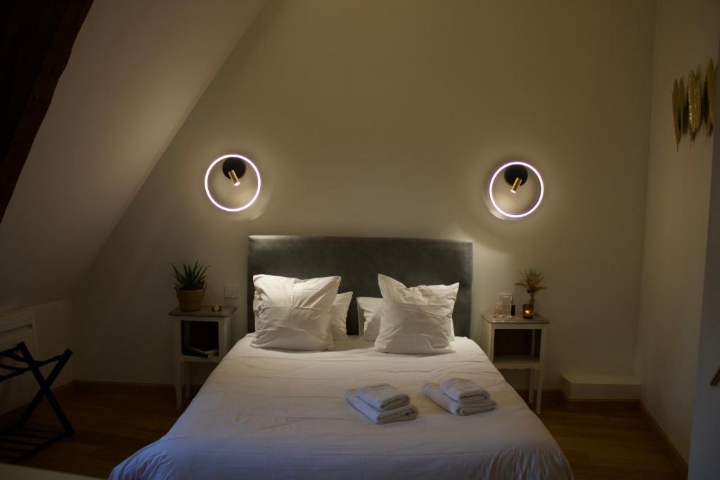 - une chambre avec un lit et 2 serviettes dans l'établissement Maison de charme au cœur de la baie de Somme, à Saint-Valery-sur-Somme