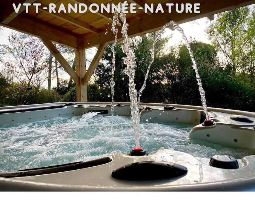 Ventenac-CabardèsにあるPlein cœur de la nature ~ Jacuzzi Privé 24h/24hのホットタブ(水を利用したホットタブ付)