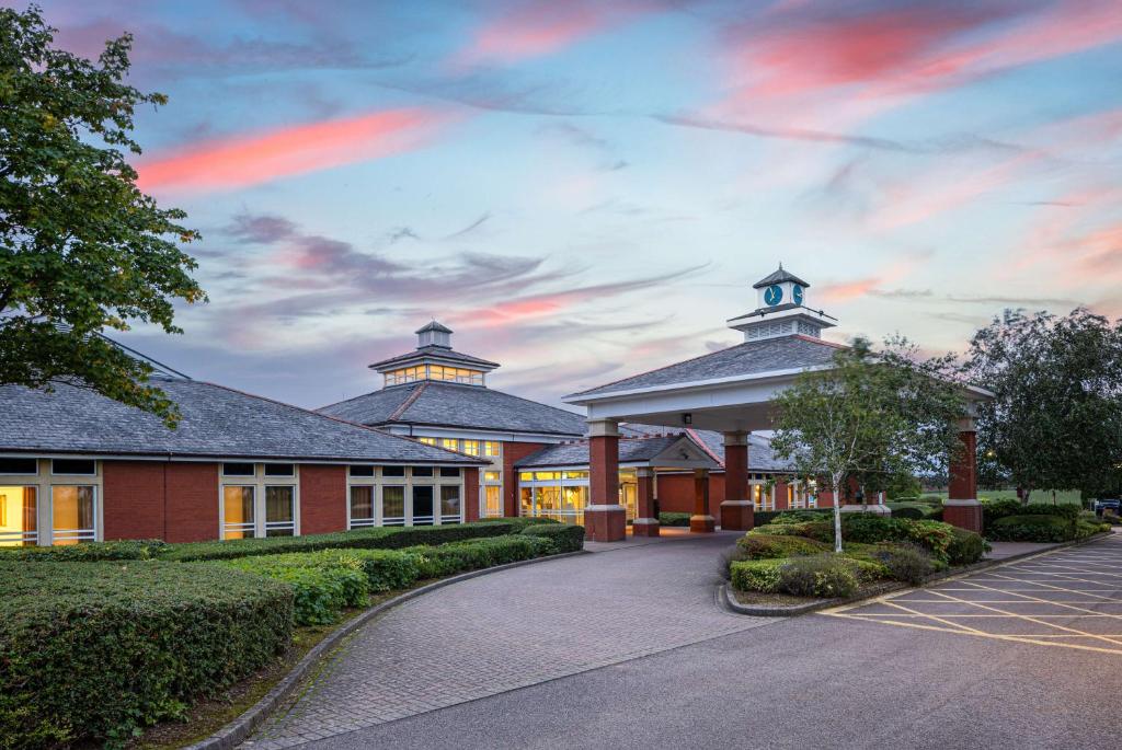 um edifício com duas cúpulas em cima em Hilton Northampton Hotel em Northampton