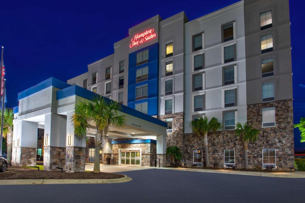 una representación de la parte delantera de un hotel por la noche en Hampton Inn & Suites Columbia/Southeast-Fort Jackson en Columbia