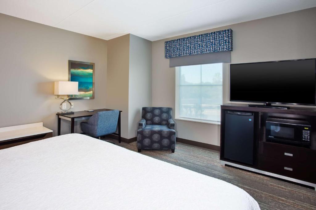 Hampton Inn & Suites Columbia/Southeast-Fort Jackson - King Room With King Bed - Non-Smoking