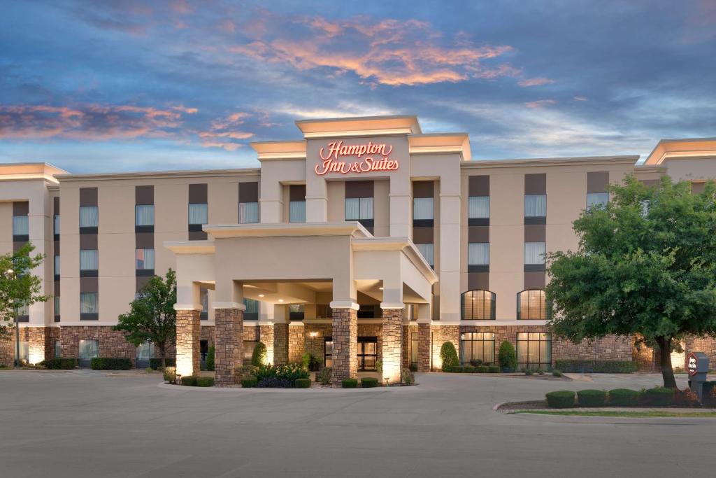 eine Darstellung der Vorderseite eines Hotels in der Unterkunft Hampton Inn & Suites Ft Worth-Burleson in Burleson