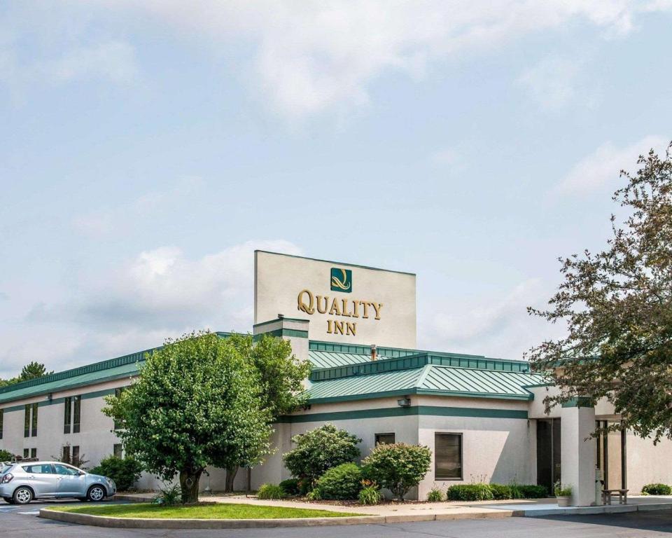 un edificio con un cartel encima en Quality Inn, en Rochester