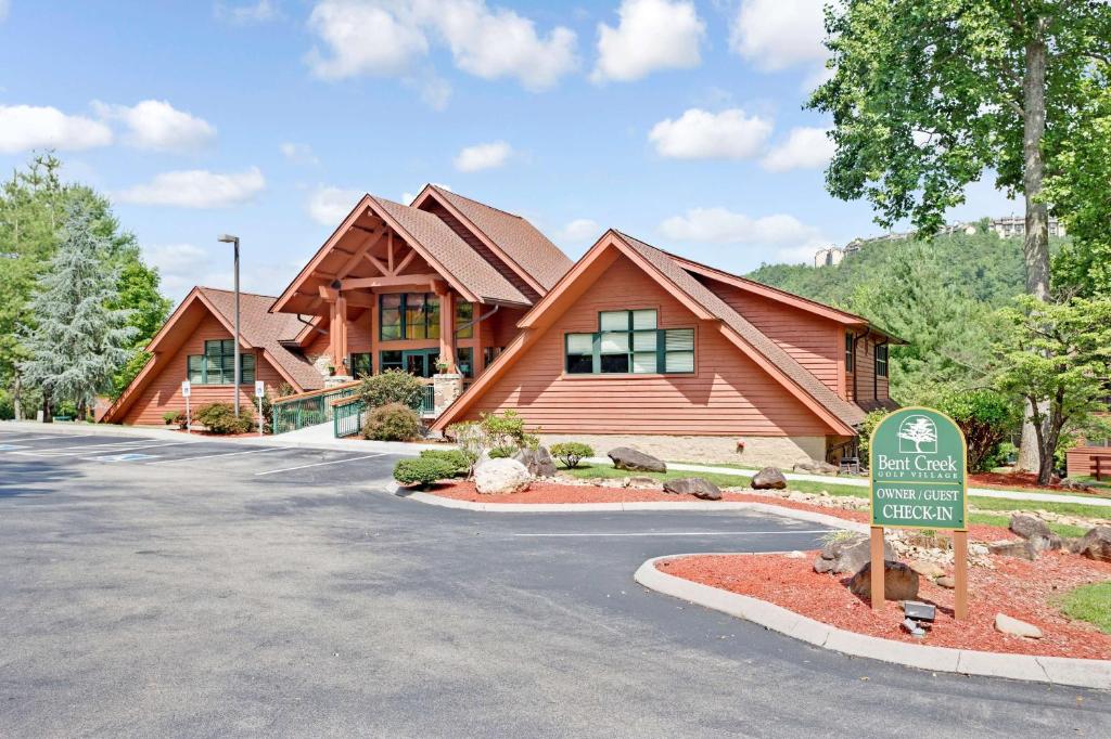 Hilton Vacation Club Bent Creek Golf Village Gatlinburg في غاتلينبرغ: منزل أمامه لافته