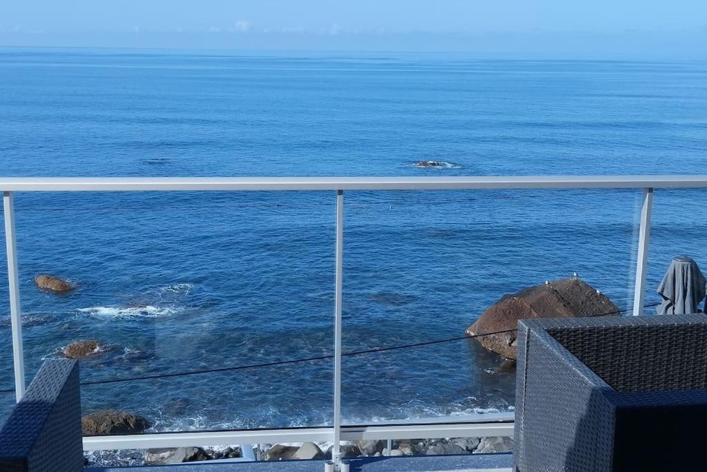 d'un balcon avec vue sur l'océan. dans l'établissement Apt 'A Gaioa' in 'The Cliff Coast Accomodation', à Paul do Mar