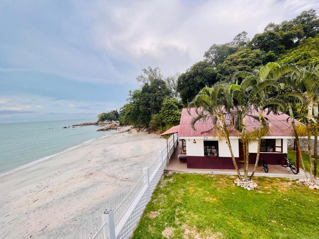 Beach-Front Mini-Chalet - Private Beach Access, KTV, Seaview Pool, BBQ