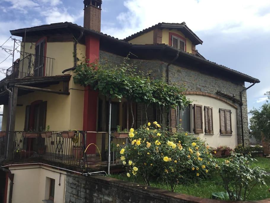 ein altes Haus mit einem Balkon und Blumen in der Unterkunft casa vacanze via della seta in Lauria Inferiore