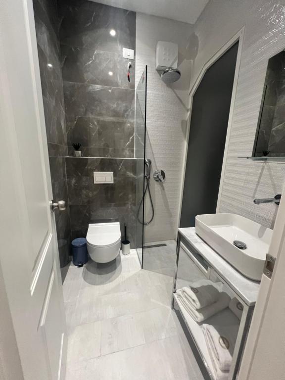 Koupelna v ubytování Enzo rooms & apartment Blloku