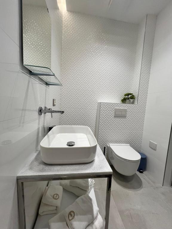 Koupelna v ubytování Enzo rooms & apartment Blloku