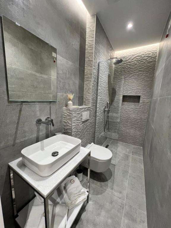 Koupelna v ubytování Enzo rooms & apartment Blloku