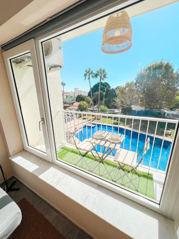 Bazén v ubytovaní Cozy & Sunny Carihuela Park alebo v jeho blízkosti