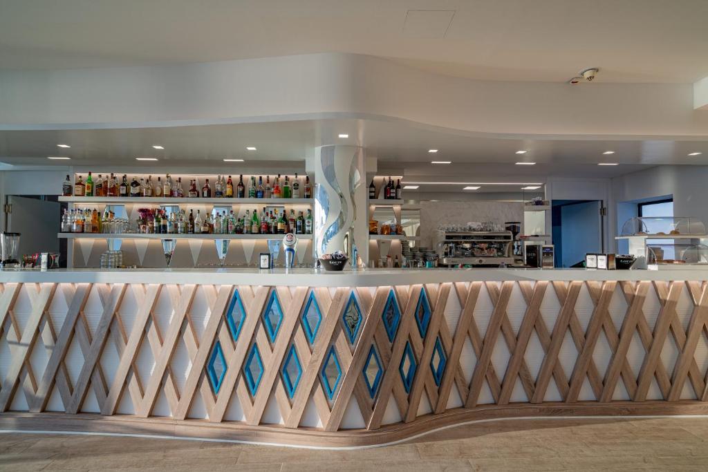 De lounge of bar bij Hotel Portoconte