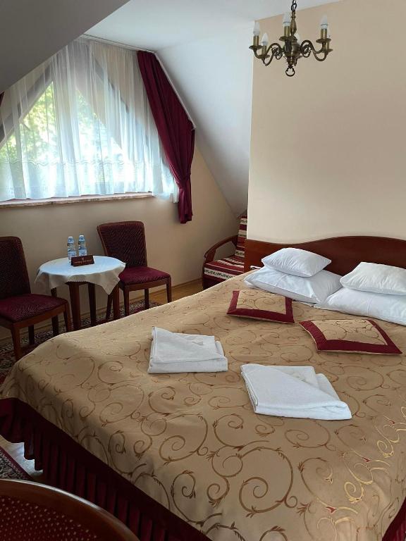 Posteľ alebo postele v izbe v ubytovaní Pensjonat Szach
