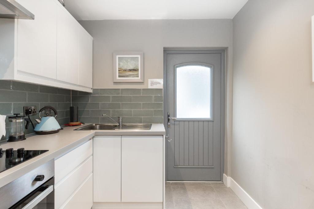 Kuchyň nebo kuchyňský kout v ubytování Cheerful 3 bed in the heart of Fethard village
