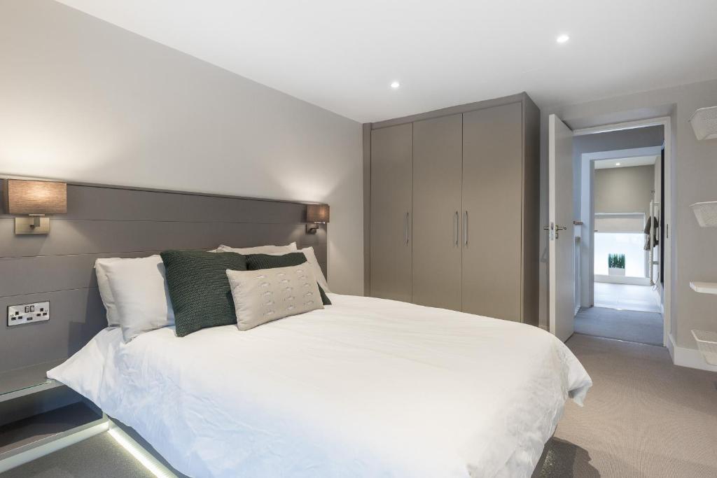 Postel nebo postele na pokoji v ubytování Cheerful 3 bed in the heart of Fethard village